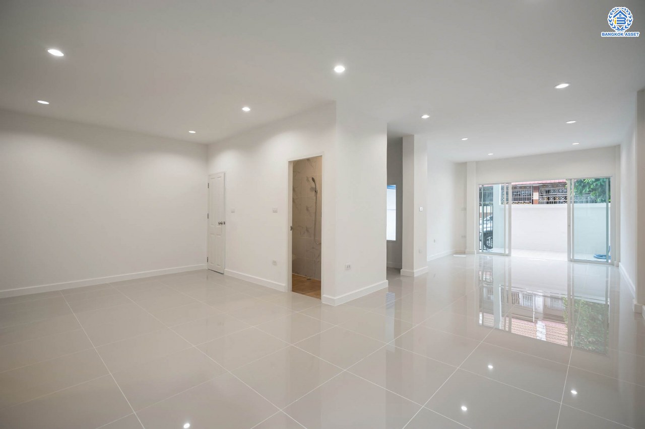 บ้านมือสองตกแต่งใหม่ โครงการ มิตรรุ่งเรือง จรัญสนิทวงศ์ เนื้อที่ 27 ตร.ว. ฟังก์ชัน 3 ห้องนอน 2 ห้องน้ำ จอดรถได้ 1 คัน บนทำเลศักยภาพ เชื่อมต่อหลายเส้นทาง ใกล้จุดขึ้นทางด่วน "ศรีรัช" และรถไฟฟ้าสายสีน้ำเงิน "สถานีไฟฉาย"